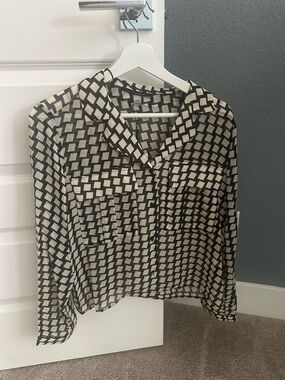 T Tahari Black & Cream Geometric Button-Front Blouse